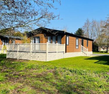 Allerthorpe Ski Chalet | Foxglove Lodge with Hot Tub
