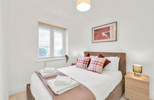 Slough House | Foxherne 6BDR 3BA Serviced House with Parking - Slough By 360Stays