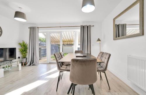 Slough House | Foxherne 6BDR 3BA Serviced House with Parking - Slough By 360Stays