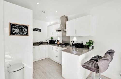Slough House | Foxherne 6BDR 3BA Serviced House with Parking - Slough By 360Stays