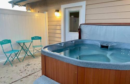 Ahwahnee House | Foxs Den Hot Tub Bbq Queen Bed Sleeps 2