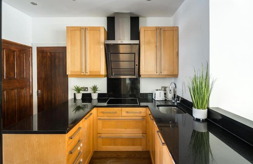 Childs Hill Apartment | Foxter Properties Golders Green 4-bedroom house with patio