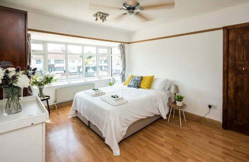 Childs Hill Apartment | Foxter Properties Golders Green 4-bedroom house with patio