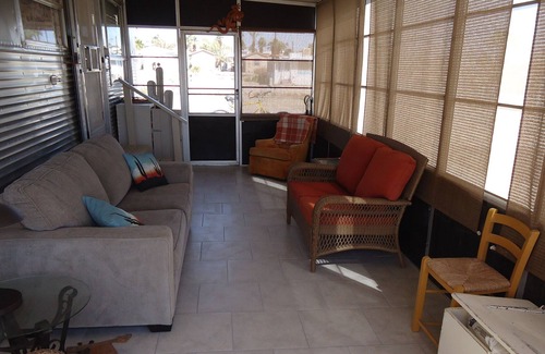 Bombay Beach House | FOY SPA RESORT Niland Retro1958 Spartan Mobile Home Gym-Pools-pickleballle ball