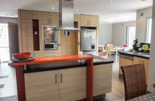 Saint-Genis House | 110 m² House ∙ 4 bedrooms ∙ 8 guests
