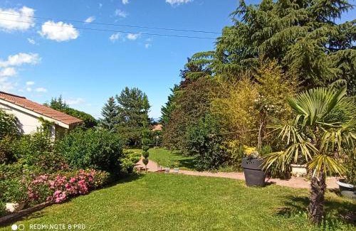 Saint-Georges-Haute-Ville Bed & Breakfast | 28 m² Bed and breakfast ∙ 2 guests