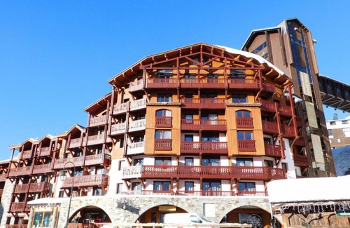 Val-Thorens Apartment | Wifi, ski-in/ski-out & foot of the slopes, fitness, balcony, fireplace or stove, tv, ski locker