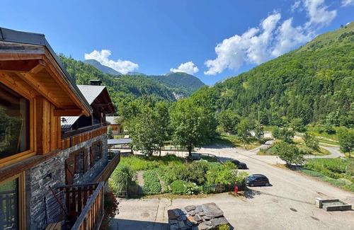 Villarabout Apartment | Comfort Chalet 4 BR, 3 Baths, Near 3 Valleys, Free Wifi