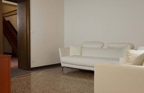 Historic Center Ski Chalet | Frame Bologna [King Room with private bathroom outside]