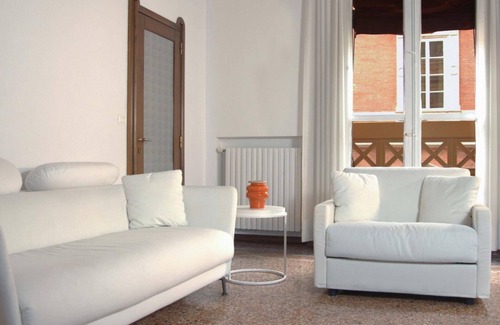 Historic Center Ski Chalet | Frame Bologna [King Room with private bathroom outside]