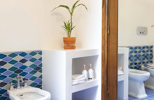Historic Center Ski Chalet | Frame Bologna [King Room with private bathroom outside]