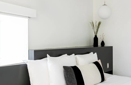 Travis Heights Hotel | Frame Hotel - Treehouse