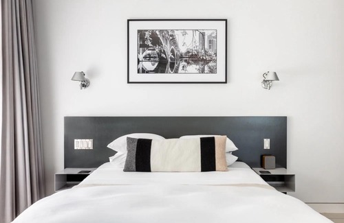 Travis Heights Hotel | Frame Hotel - Treehouse
