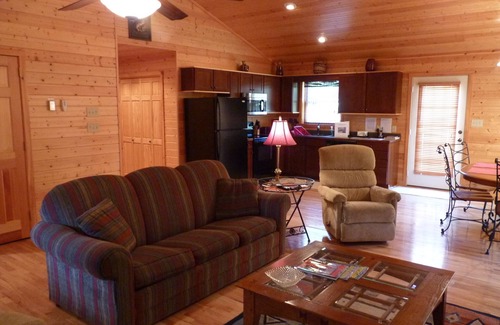 Boone Cabin | Frances' Cabin 6 minutes to Downtown Immaculately Kept