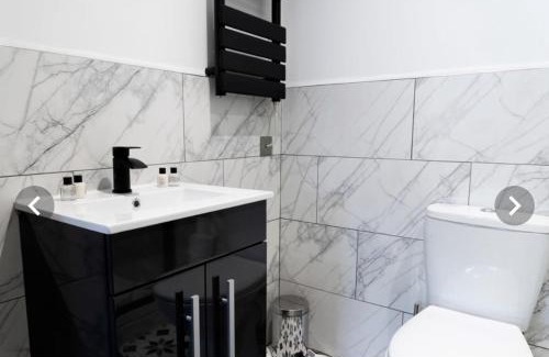 Peterborough Apartment | Franchise House Apartments - FREE Parking & Wifi - Contractor Friendly - Long Stays Welcome