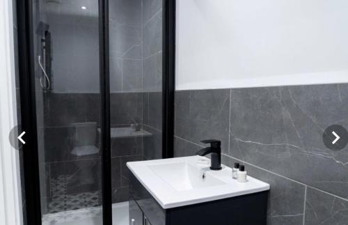 Peterborough Apartment | Franchise House Apartments - FREE Parking & Wifi - Contractor Friendly - Long Stays Welcome