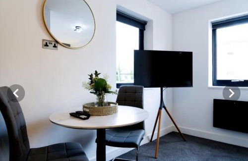 Peterborough Apartment | Franchise House Apartments - FREE Parking & Wifi - Contractor Friendly - Long Stays Welcome