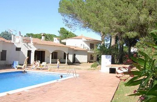 L'Escala Villa | FRANCIAC: Cosy house with a large community pool and garden