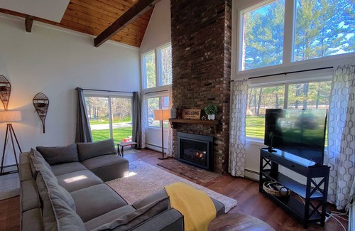 Franconia Apartment | Franconia Village Retreat - homey small town feel 3 miles from Cannon Ski Area! AC in bedrooms!
