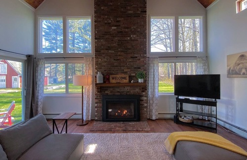 Franconia Apartment | Franconia Village Retreat - homey small town feel 3 miles from Cannon Ski Area! AC in bedrooms!