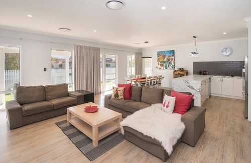 Busselton House | Frangapanis- WIFI, Secure yard, Fire Place
