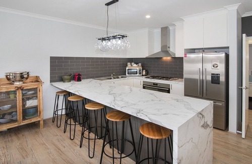 Busselton House | Frangapanis- WIFI, Secure yard, Fire Place