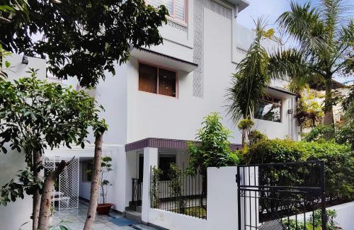 Defence Colony Apartment | Frangipani Suite
