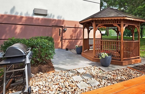 Ashley Oaks House | Frank H McClung Museum Tour! 3 Pet-friendly Suites w/Kitchen & FREE Parking!
