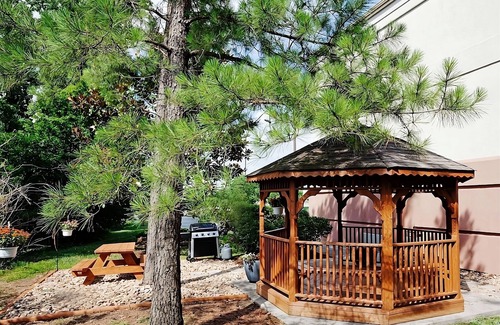 Ashley Oaks House | Frank H McClung Museum Tour! 3 Pet-friendly Suites w/Kitchen & FREE Parking!