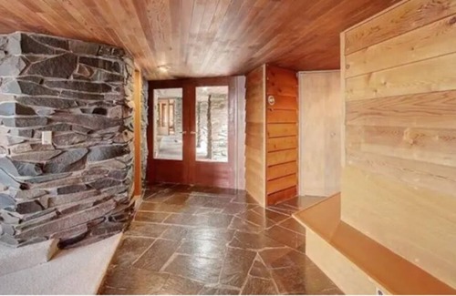 South Colby House | Frank L Wright insp. house waterfront beach access
