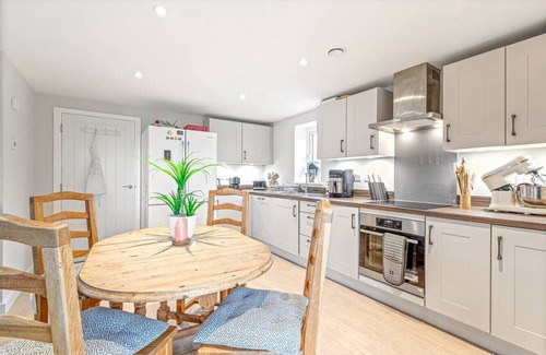 North Moreton Apartment | Franklin Apartment - 2 Bed apartment with balcony