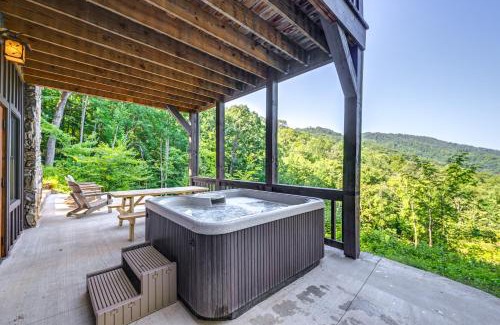 Franklin House | Franklin Cabin with Hot Tub and Pool Table!