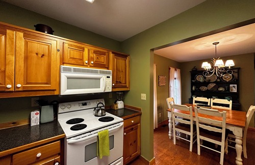 Franklin Cabin | Franklin-Mountain Retreat-Stunning View. Outdoor hot tub, clawfoot tubs & shower