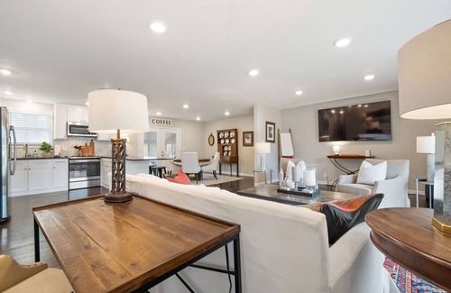 Franklin House | "Franklin, My Dear." is 5 minutes away from downtown Franklin!