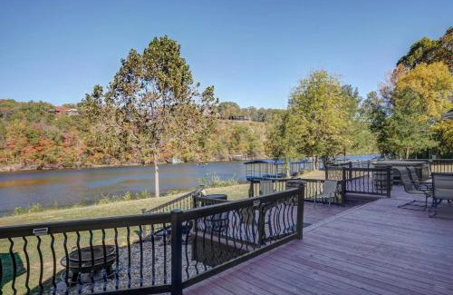 Branson House | Free Attraction Tickets! Trout Fishing! Private Dock! Large Family Gathering
