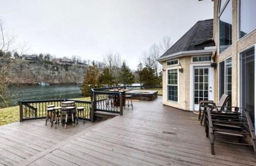 Branson House | Free Attraction Tickets! Trout Fishing! Private Dock! Large Family Gathering