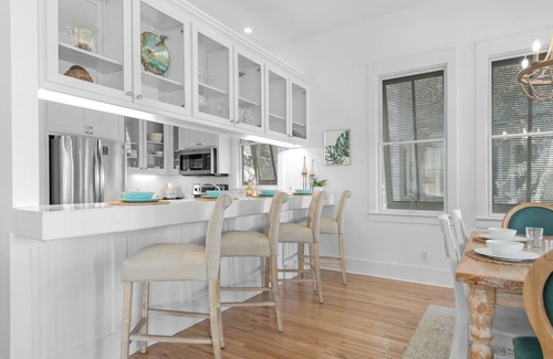 Emerald Waters Village House | *Free Beach Service * Pool * Cottage*