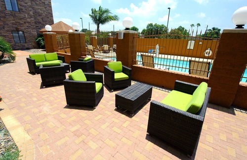 South Side Apartment | Free Breakfast Buffet! Great Location Near Area Beaches!