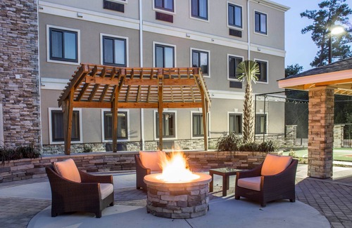 Jacksonville Apartment | Free Breakfast Buffet. Pool. Studio w/Kitchen Close to Marine Corps Air Station.
