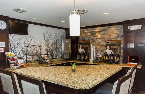 Grand Forks Condo | Free Breakfast. Indoor Pool & Hot Tub. 2 Min Drive to University of North Dakota.