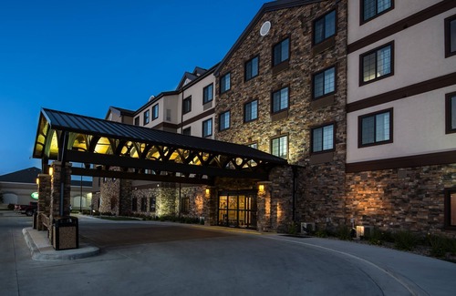 Grand Forks Condo | Free Breakfast. Indoor Pool & Hot Tub. 2 Min Drive to University of North Dakota.