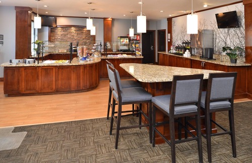 Hollywood Park Condo | Free Breakfast + Outdoor Pool + Hot Tub | Premium Suite Only 15 Minutes from Six Flags!