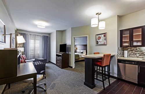 Fossil Creek Condo | Free Breakfast. Outdoor Pool. King Suite w/Easy Access to Convention Center