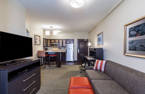 Fossil Creek Condo | Free Breakfast. Outdoor Pool. King Suite w/Easy Access to Convention Center