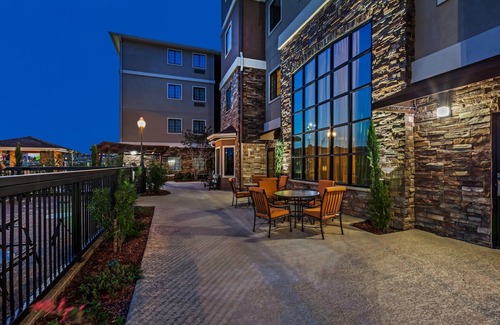 Fossil Creek Condo | Free Breakfast. Outdoor Pool. King Suite w/Easy Access to Convention Center