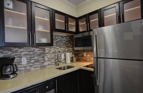 Lakeland Apartment | Free Breakfast. Outdoor Pool. King Studio Only 15 Min to Downtown!