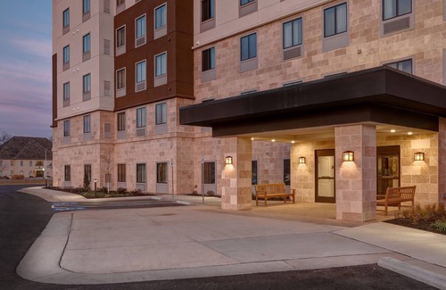 Overland Park Condo | Free Breakfast. Pool. Shared BBQ. Gym. Your Next Vacation!