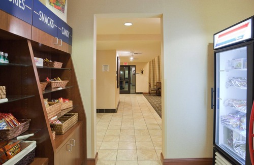 Fairfield Apartment | Free Breakfast. Pool & Hot Tub. Close to Napa Valley Wine Country.