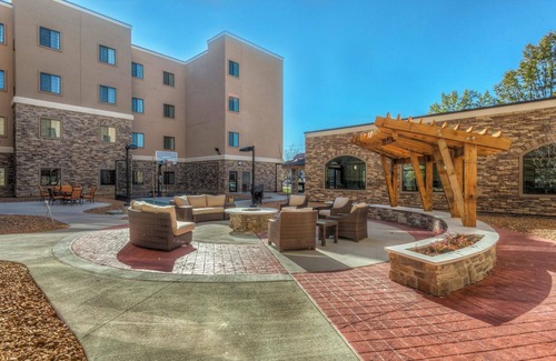 Maryland Heights Condo | Free Breakfast + Shared Pool, Gym, and BBQ Area | Perfect Family Vacation!