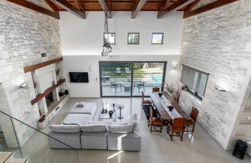 Atsipópoulon Villa | FREE Breakfast, Villa Dreamcatcher with Outdoor and Indoor Pool, Hot Tub, Playroom and Home Cinema